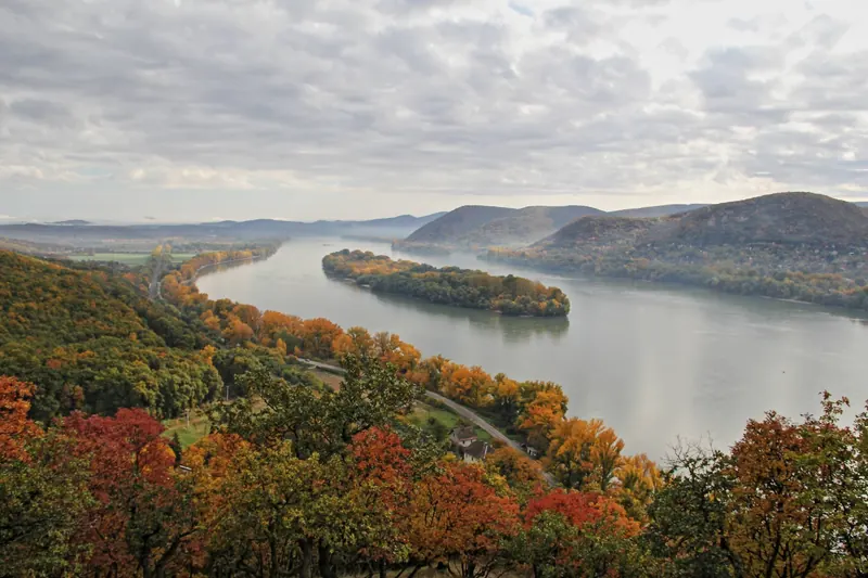 Őszi kilátás a Dunakanyarra, középen a Helembai-sziget