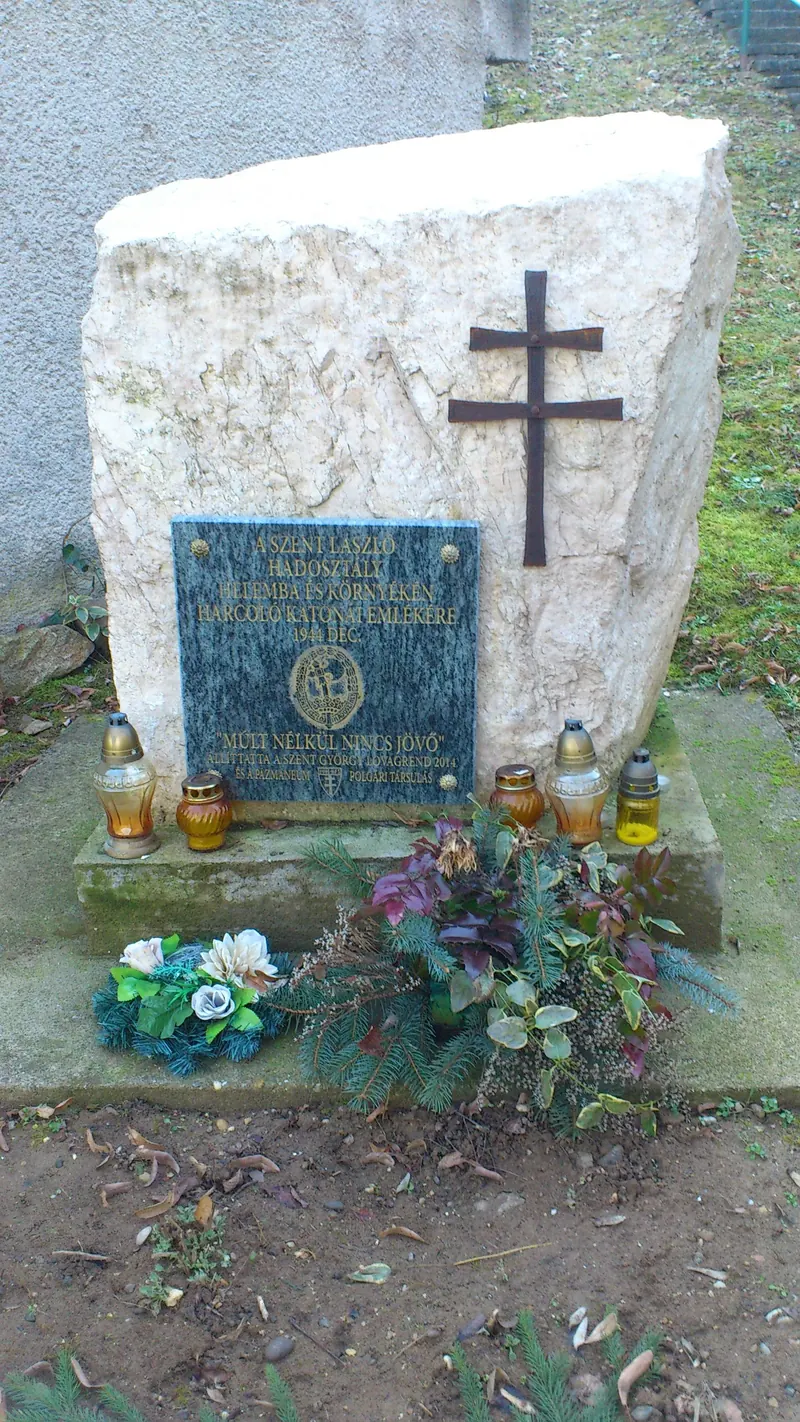 Kettős keresztes emlékkő virágokkal és mécsesekkel