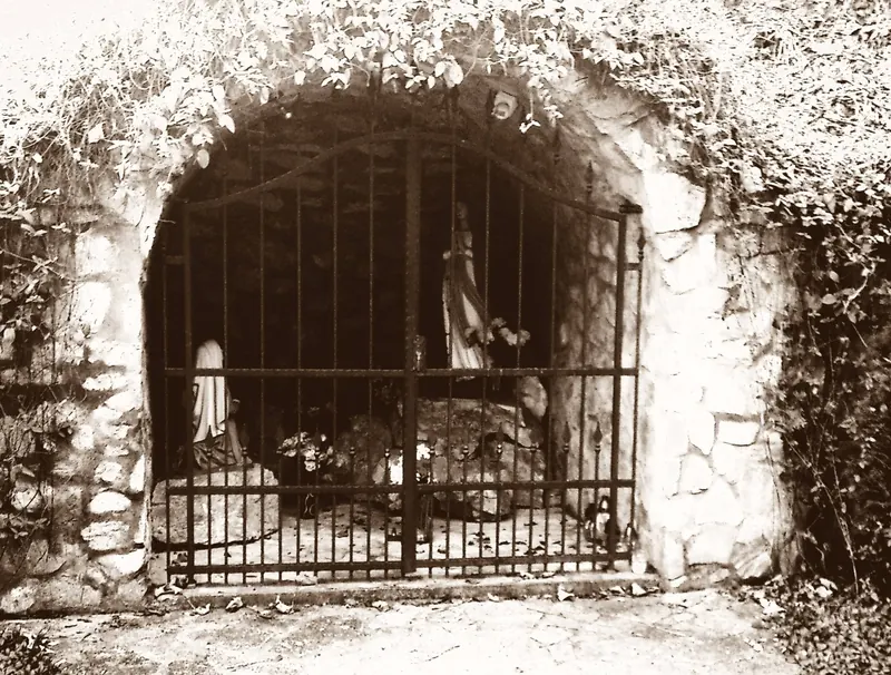 A Lourdes-i barlang szépiatónusú felvételen