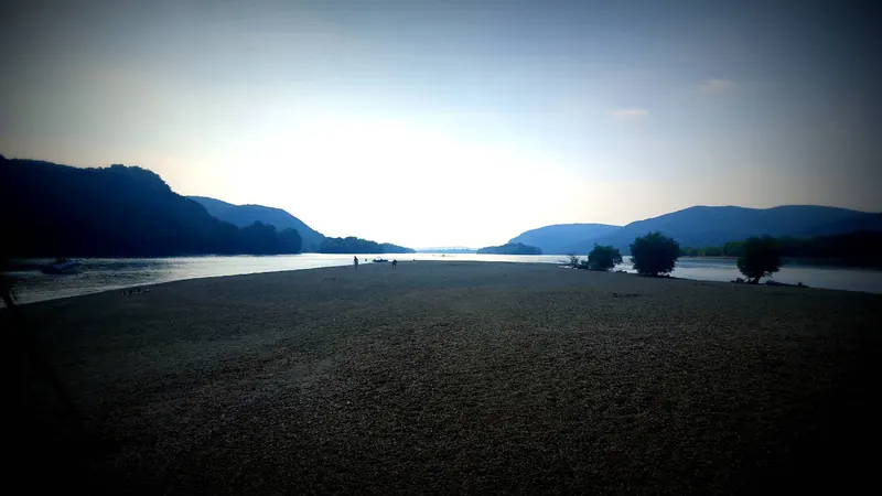 Kavicsos szigetcsúcs a Dunán alkonyatkor